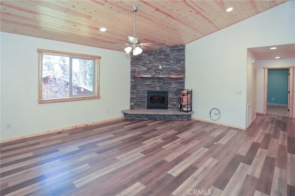 365 Santa Barbara Avenue, Sugarloaf, California 92386 home-pic-6