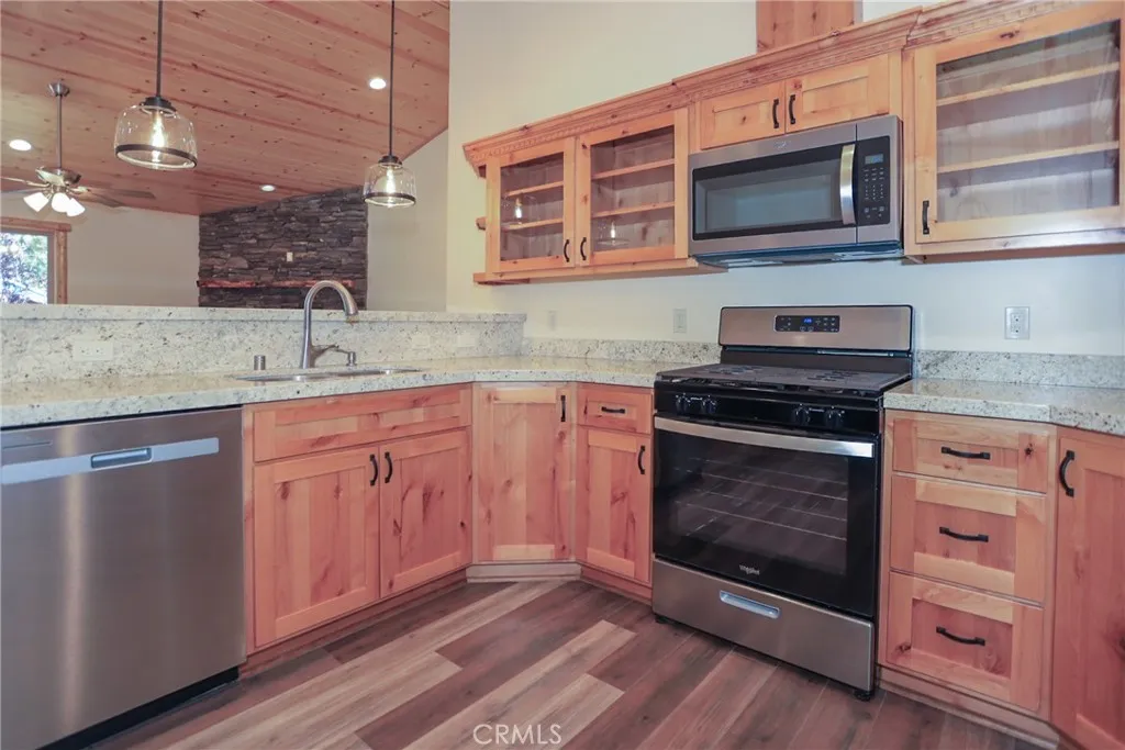 365 Santa Barbara Avenue, Sugarloaf, California 92386 home-pic-10