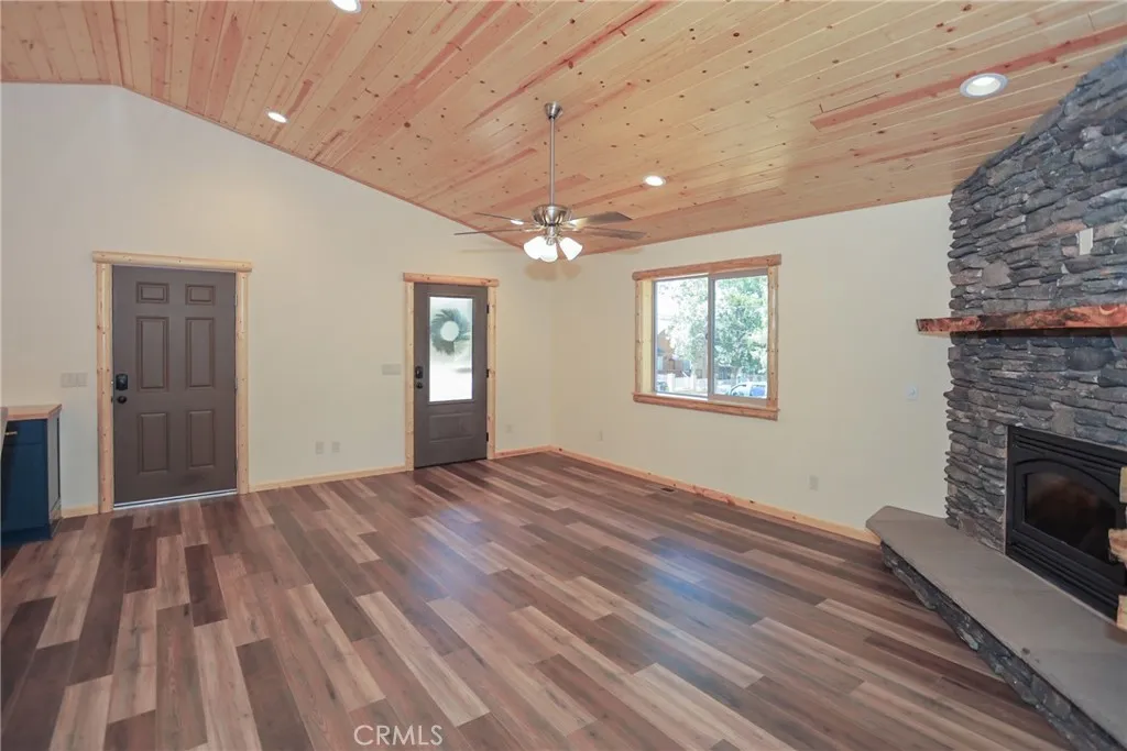 365 Santa Barbara Avenue, Sugarloaf, California 92386 home-pic-5