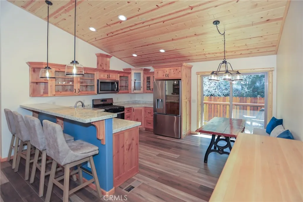 365 Santa Barbara Avenue, Sugarloaf, California 92386 home-pic-9