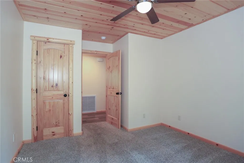 365 Santa Barbara Avenue, Sugarloaf, California 92386 home-pic-24