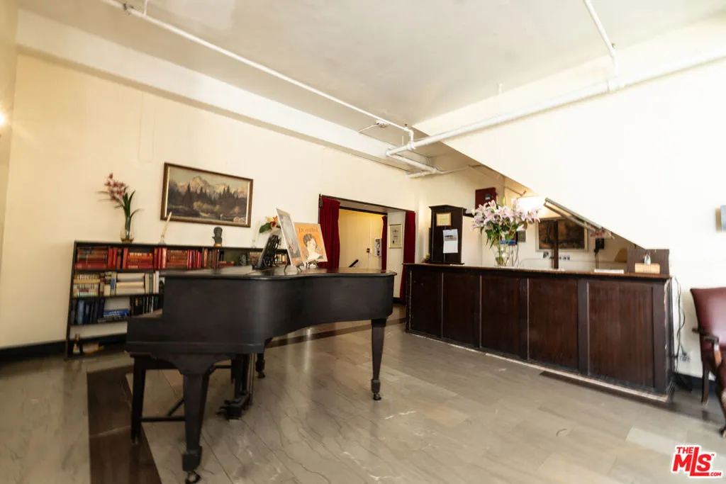 2121 James M Wood Boulevard 411, Los Angeles, California 90006 home-pic-18