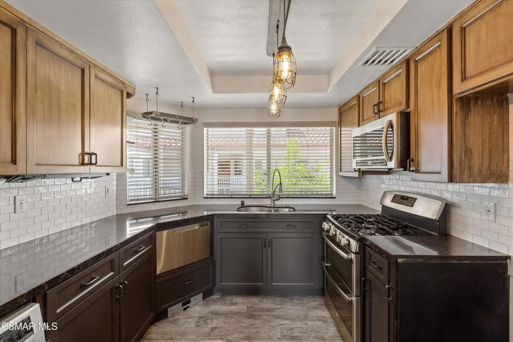3306 Darby Street 402, Simi Valley, California 93063 home-pic-8