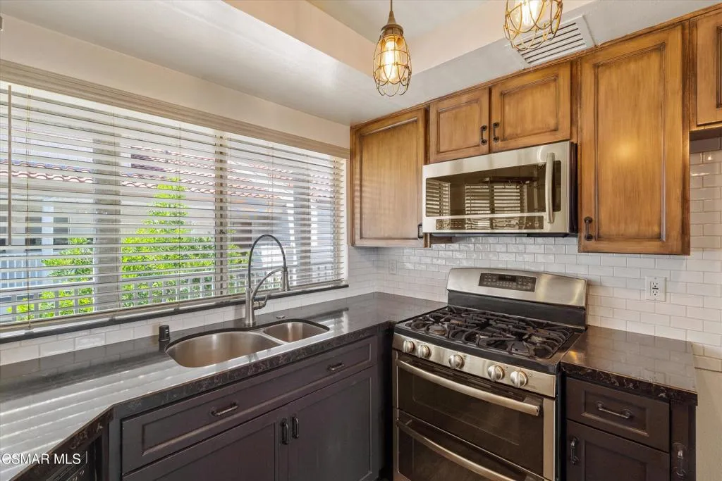 3306 Darby Street 402, Simi Valley, California 93063 home-pic-10