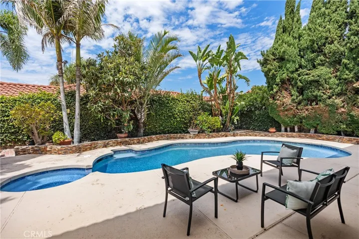 POOL & JACUZZI
