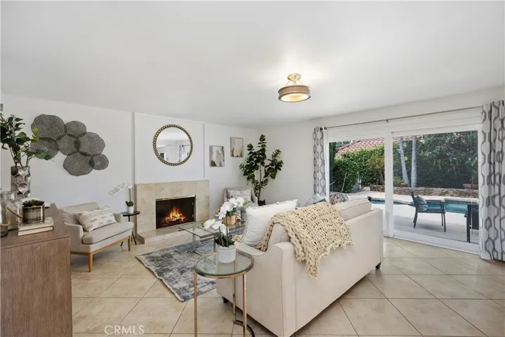 FAMILY ROOM W/SLIDERS TO BACK YARD