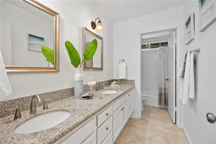 FULL BATHROOM UPSTAIRS