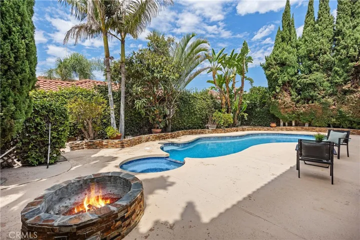 FIRE PIT - JACUZZI - HEATED POOL -