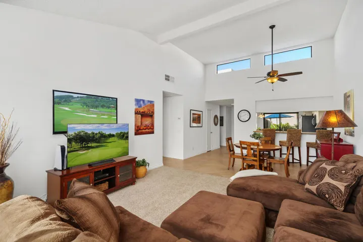 76495 Daffodil_Livingroom4