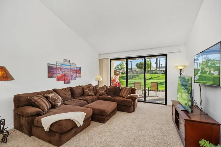 76495 Daffodil_Livingroom1