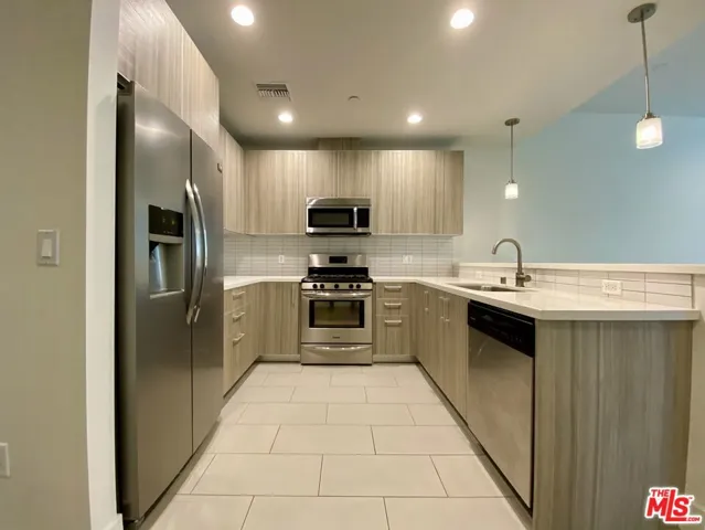 1232 N Kings Road 105, West Hollywood, California 90069