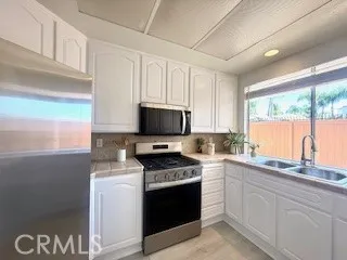 Plenty of storage in the kitchen.