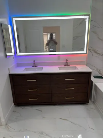 Master 1 common bathroom vanity