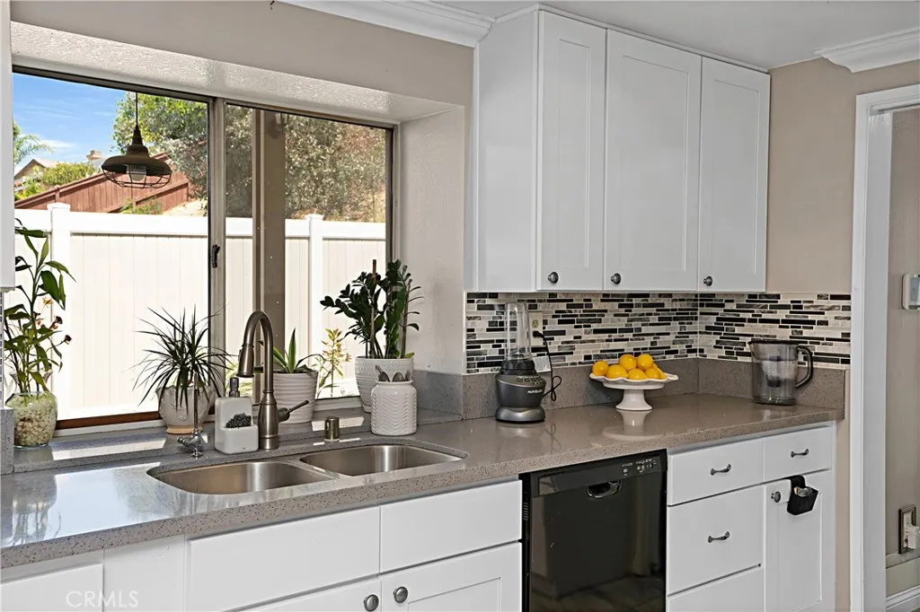 1605 Knox Circle, Corona, California 92879 home-pic-11