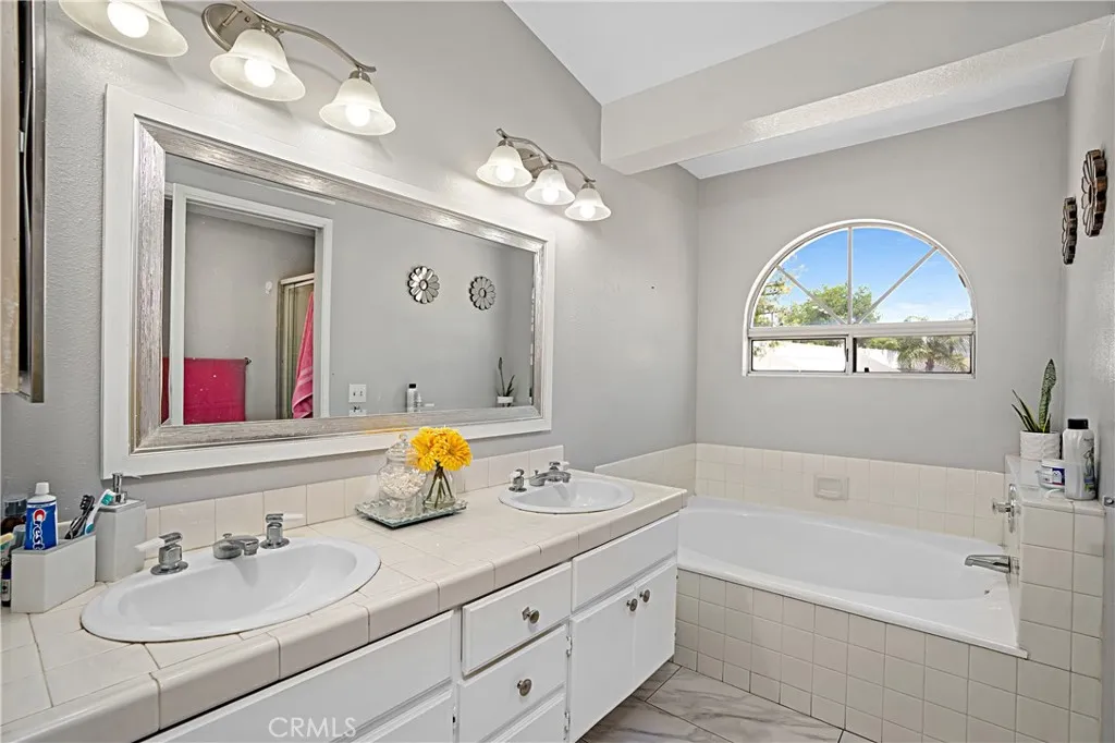 1605 Knox Circle, Corona, California 92879 home-pic-18