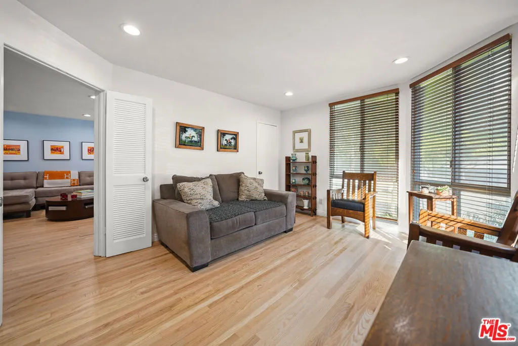 8530 Holloway Drive 215, West Hollywood, California 90069 home-pic-16