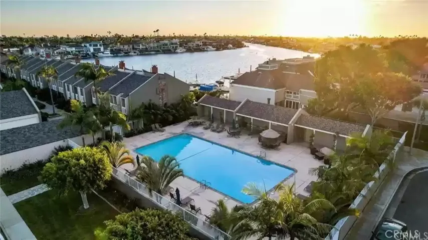 16443 Harbour Lane 11, Huntington Beach, California 92649