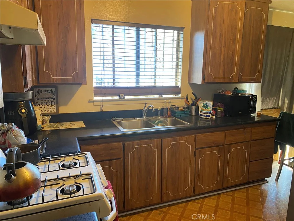 329 E 109th Street, Los Angeles, California 90061 home-pic-3