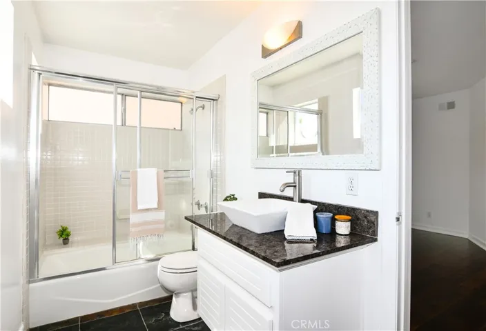 Jack and Jill bathroom upstairs between the 2 guest bedrooms