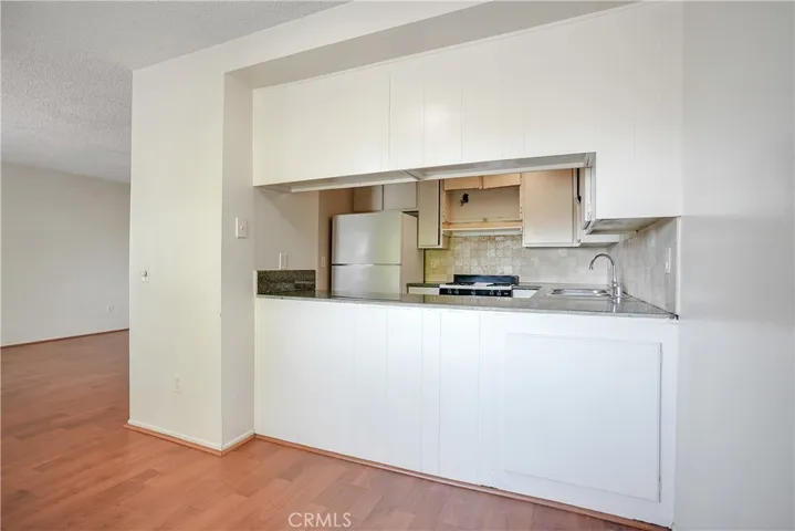 Open from dining to kitchen