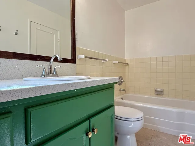 Separate bath tub