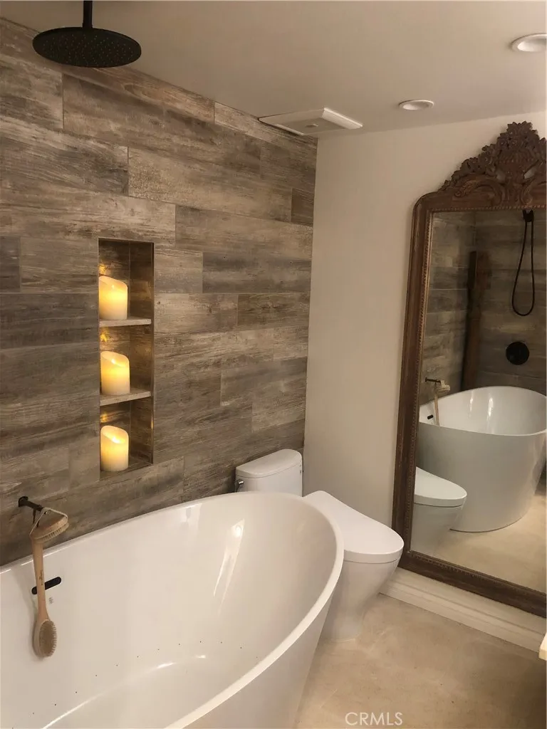 SECONDARY BATH WITH SPA TUB