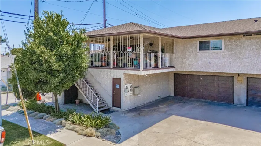 Front of building has 2-2 car garages one used by unit #1 other by unit #4