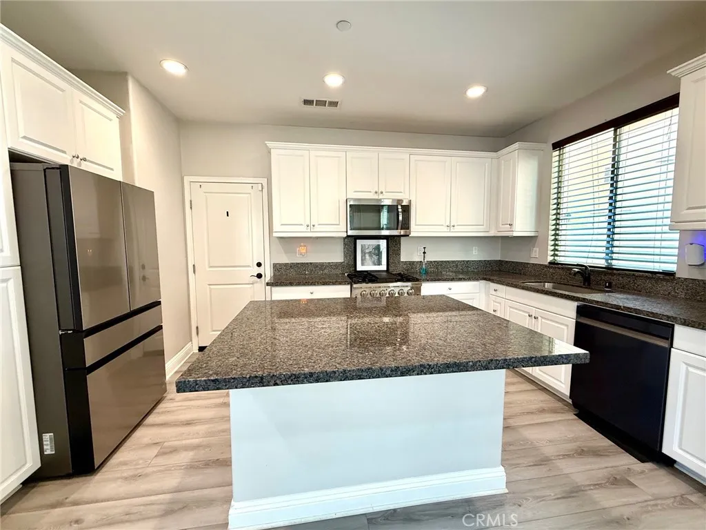 2955 Villa Catalonia Circle, Corona, California 92881 home-pic-5