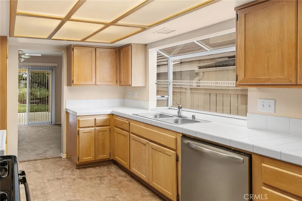 23046 Joaquin Ridge Drive, Murrieta, California 92562 home-pic-13
