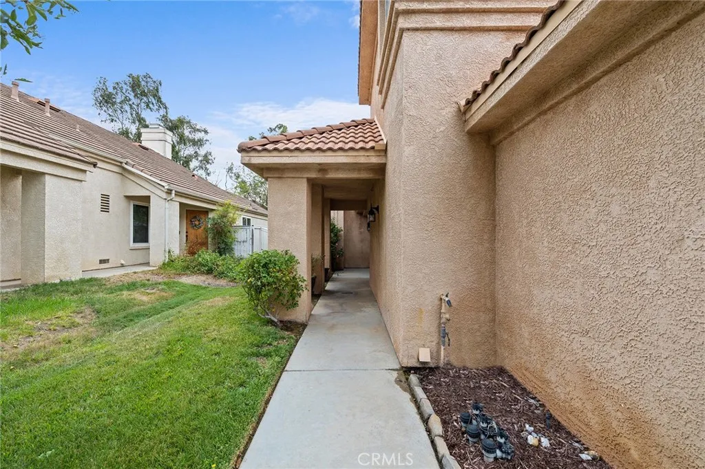 23046 Joaquin Ridge Drive, Murrieta, California 92562 home-pic-3
