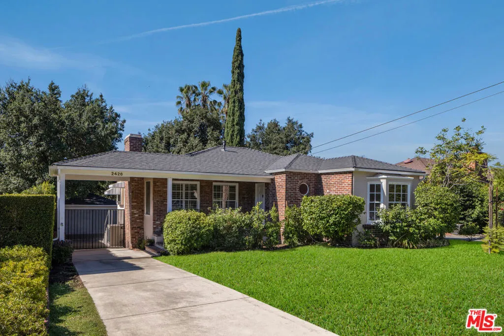 2426 New York Drive, Altadena, California 91001, 2 Bedrooms Bedrooms, ,1 BathroomBathrooms,Residential,For Sale,New York,25586023