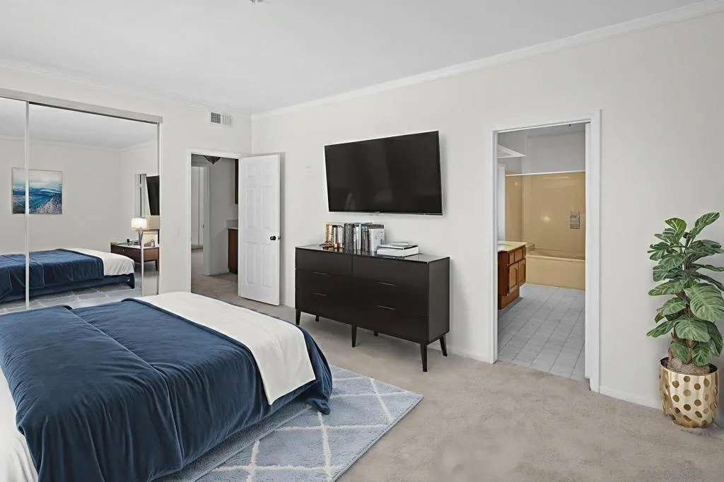 5875 Friars Rd  home-pic-10