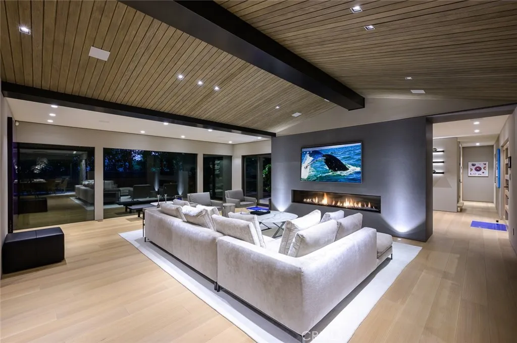 8808 Thrasher Avenue, Los Angeles, California 90069 home-pic-1