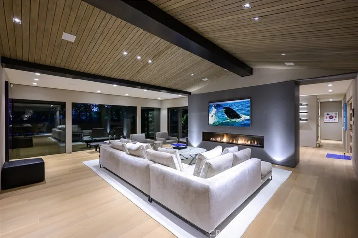 8808 Thrasher Avenue, Los Angeles, California 90069