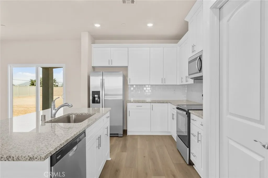 22832 Saddleback Avenue, Apple Valley, California 92307 home-pic-2