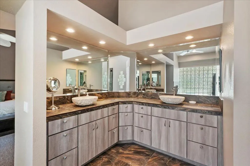 401 Cypress Point Drive, Palm Desert, California 92211 home-pic-32