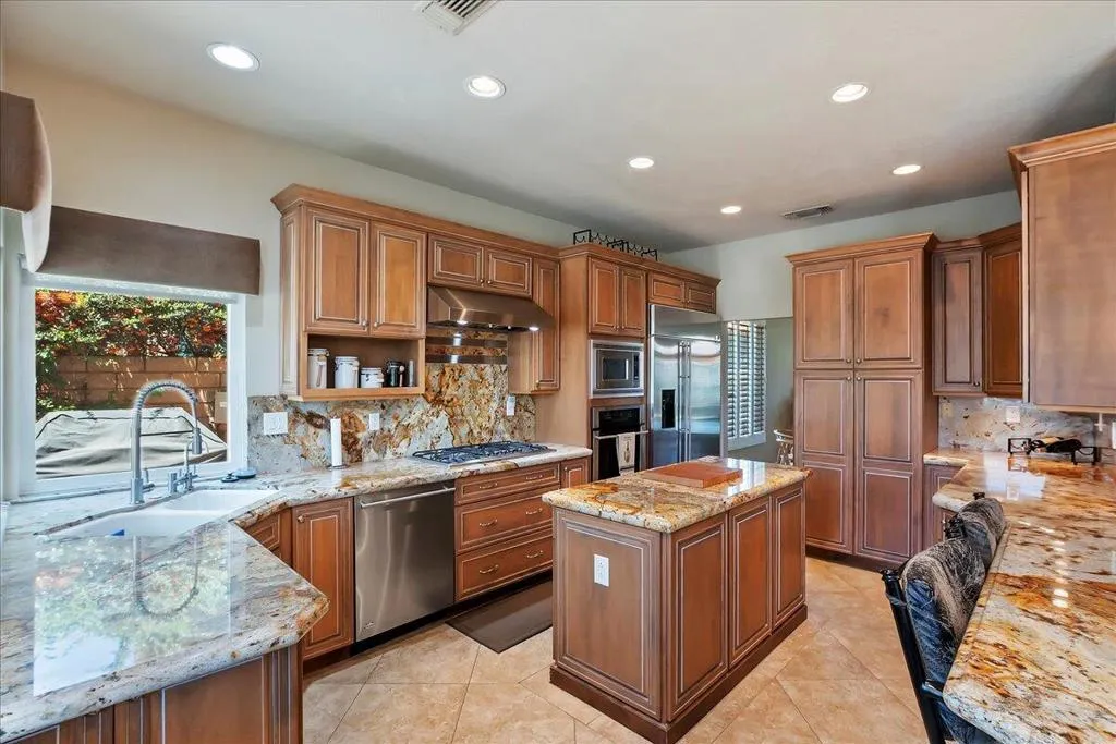 401 Cypress Point Drive, Palm Desert, California 92211 home-pic-17