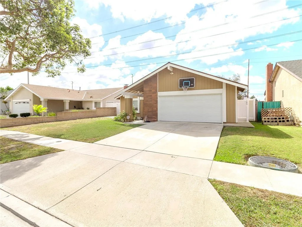2318 W Moore Ave, Santa Ana, California 92704 home-pic-2