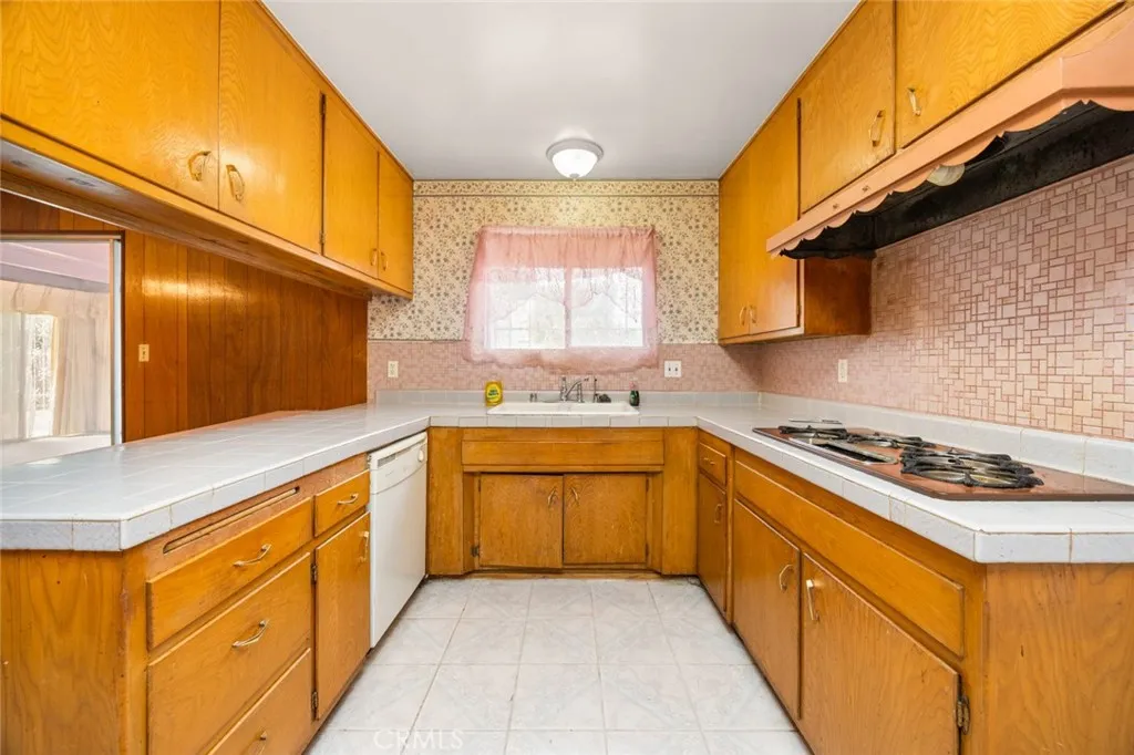 19327 Galway Ave, Carson, California 90746 home-pic-9