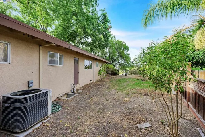 Huge side yard for garden, play area, or convert to side access for your boat or toys.