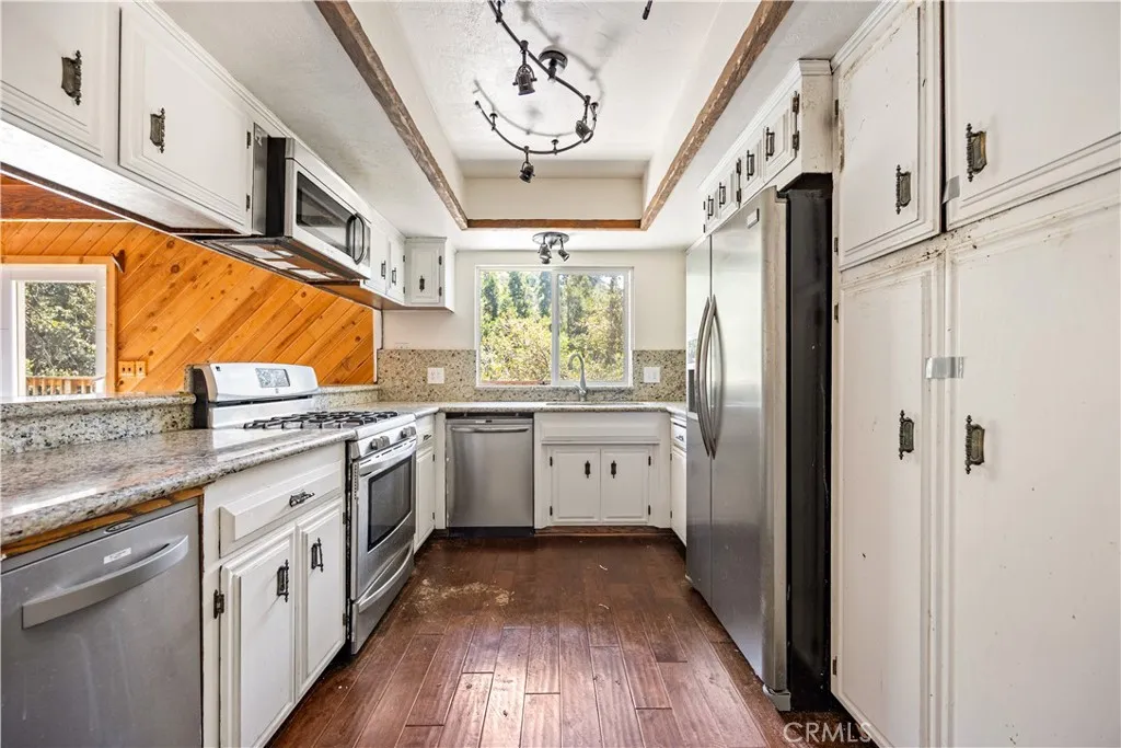 710 Arbula Drive, Crestline, California 92325 home-pic-8