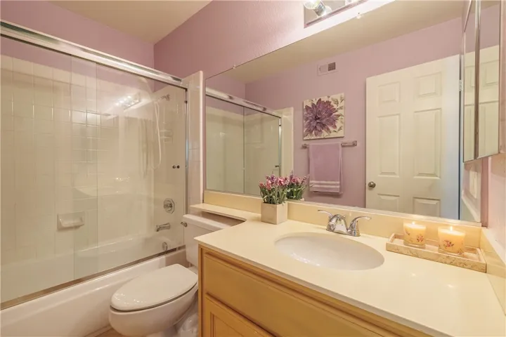 Hall Bathroom with Tub/Shower