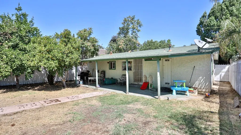 2810 11th Street, Riverside, California 92507 home-pic-18