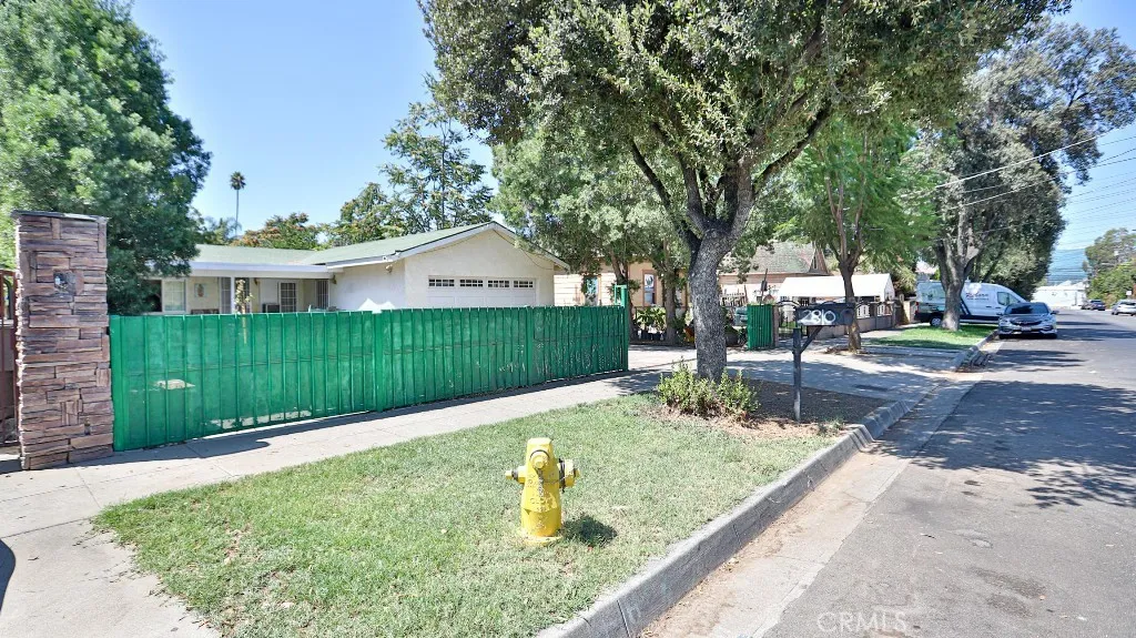 2810 11th Street, Riverside, California 92507 home-pic-2