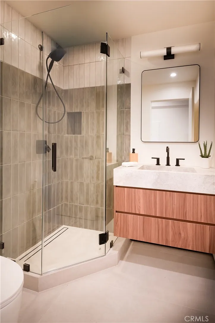 2221 West Starview Lane, Los Angeles, California 90026 home-pic-25