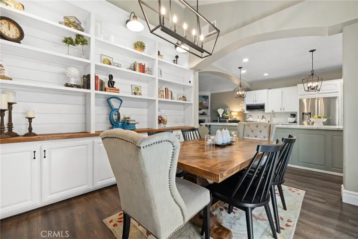Eating nook/dining area/custom built ins