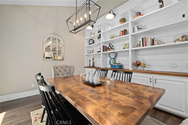 Eating nook/dining area/custom built ins