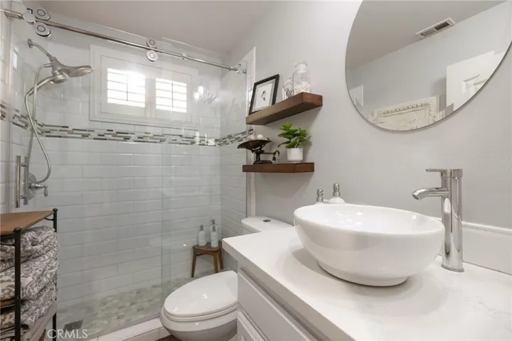 Main floor full bathroom