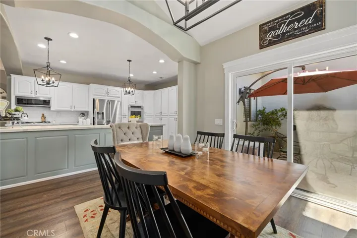 Eating nook/dining area/custom built ins