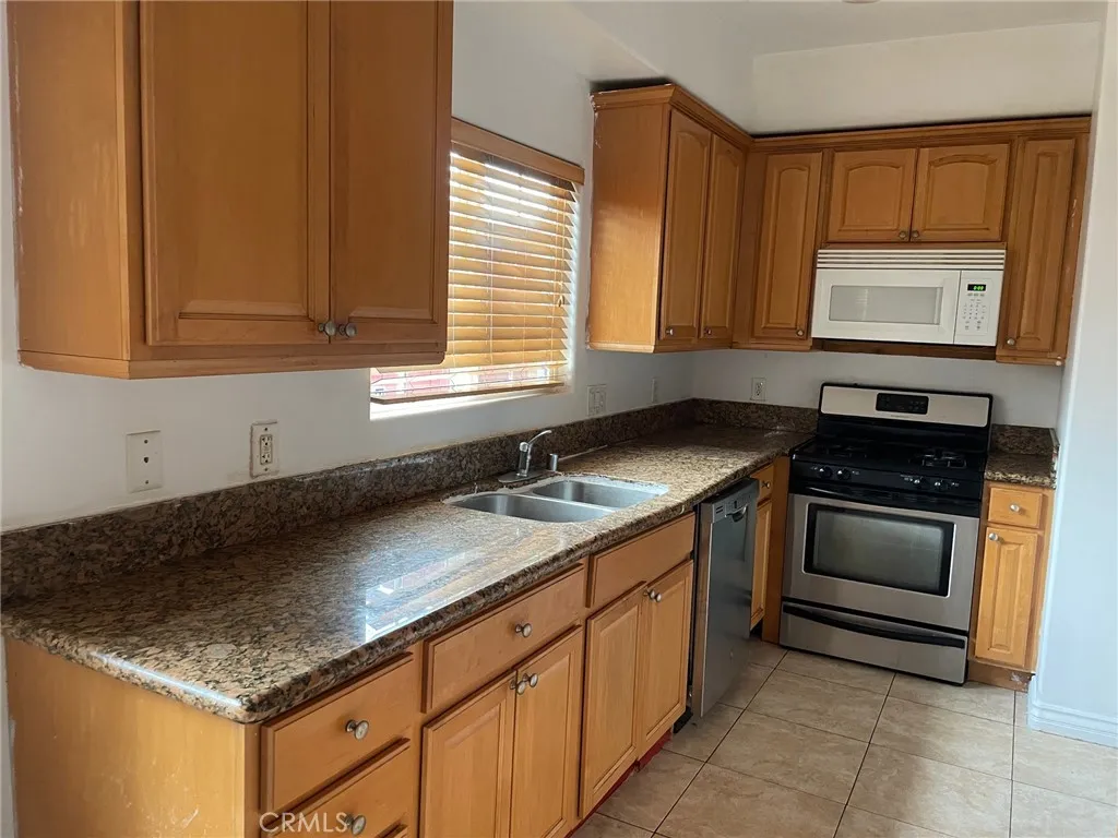 8425 Burnet Avenue 4, North Hills, California 91343, 4 Bedrooms Bedrooms, ,3 BathroomsBathrooms,Residential Lease,For Rent,Burnet,SR25197834